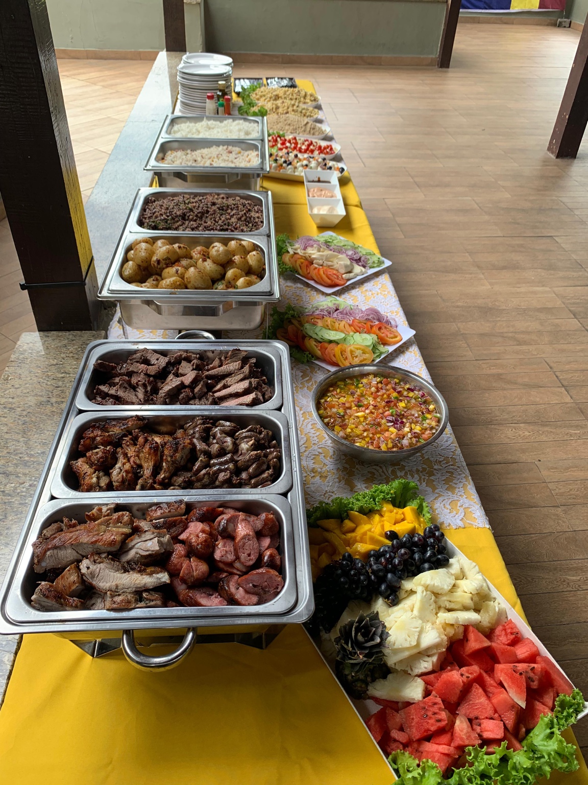 Mesa completa de acompanhamentos