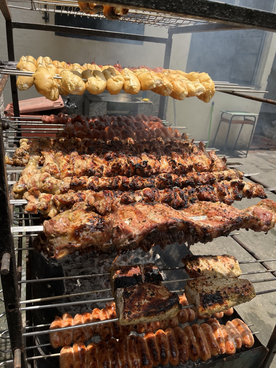 Variedade de carnes na churrasqueira