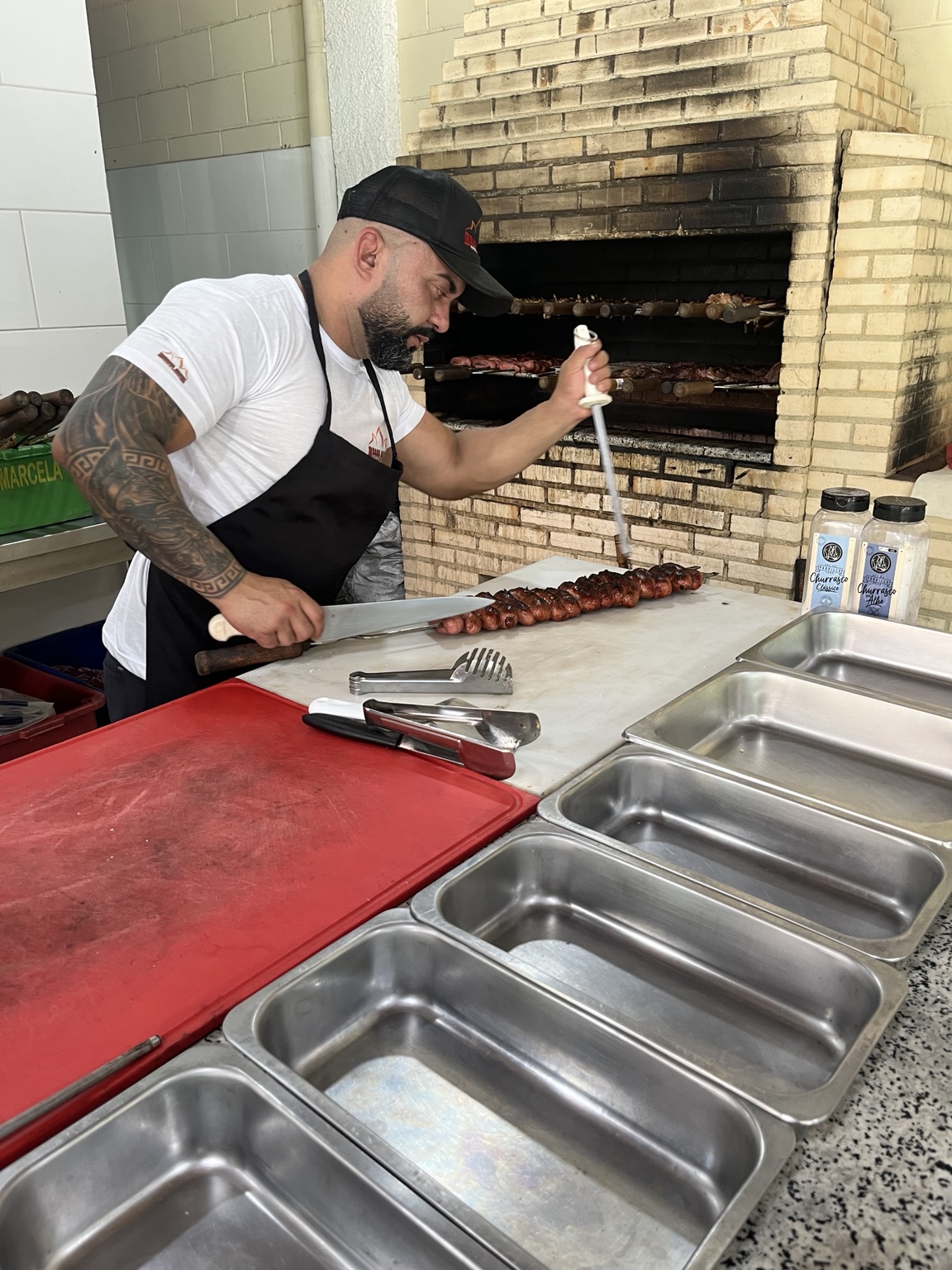 Churrasqueiro Brasa Alta preparando o serviço