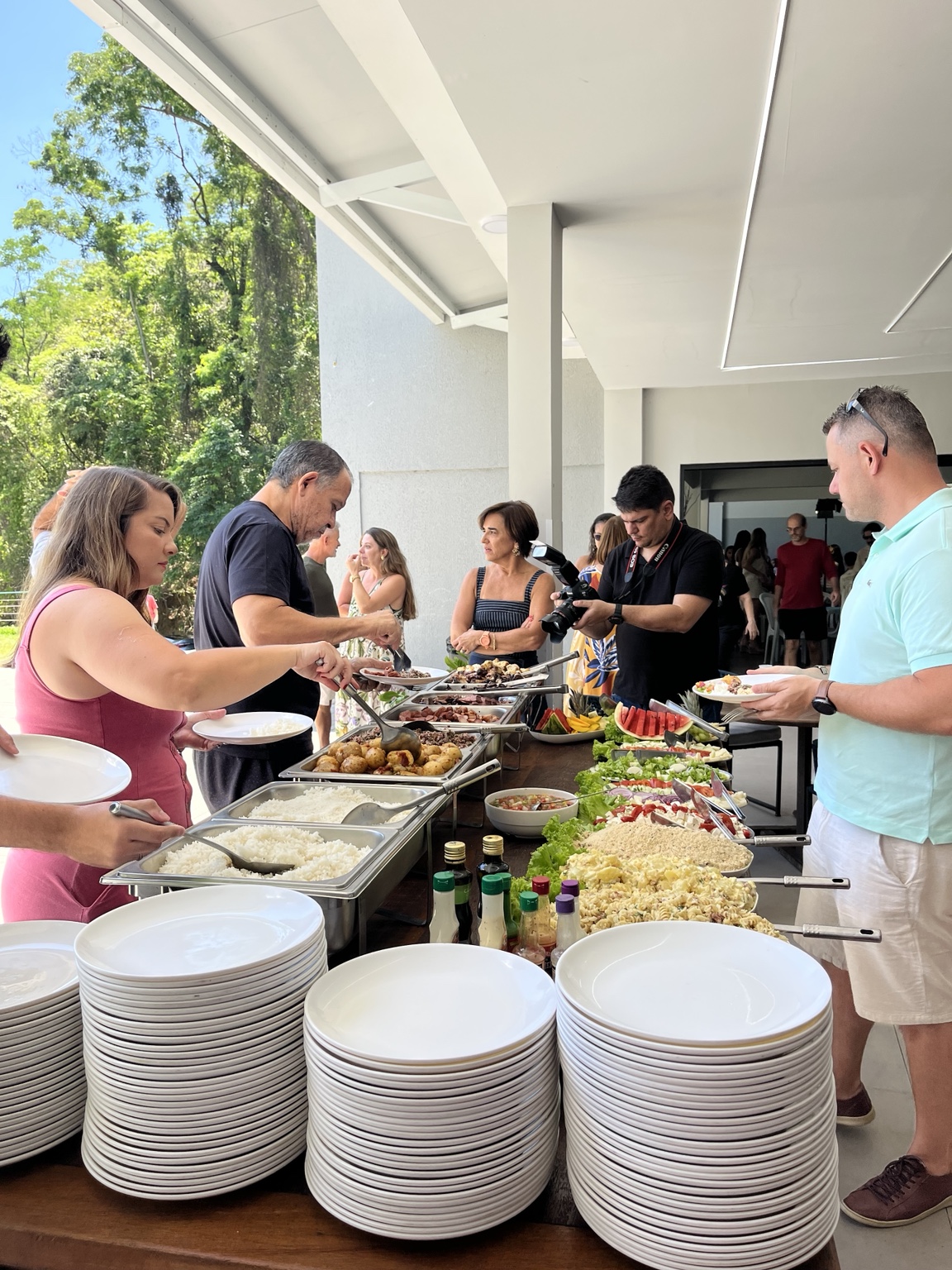 Convidados aproveitando o buffet Brasa Alta