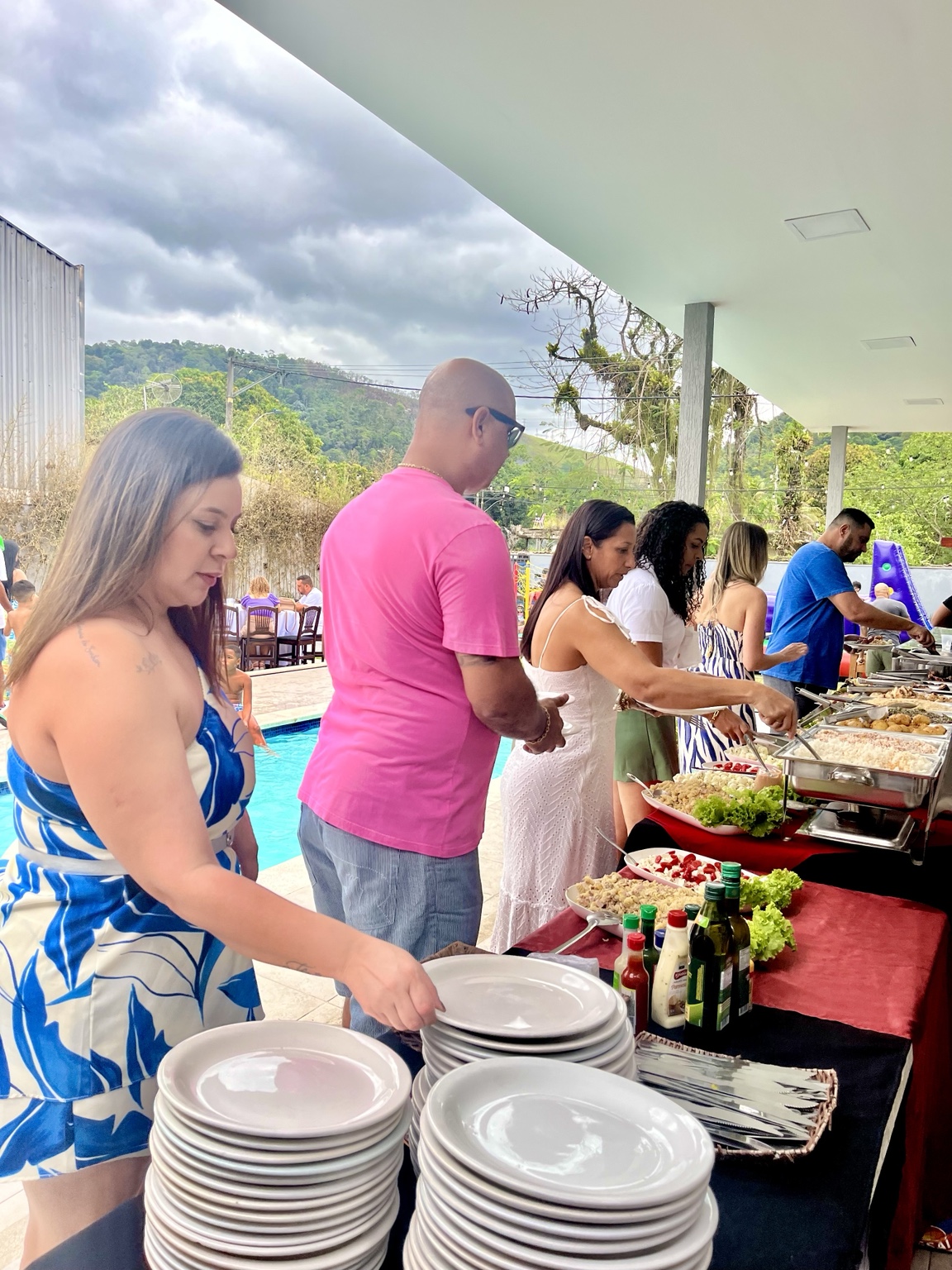 Celebração com buffet completo à beira da piscina