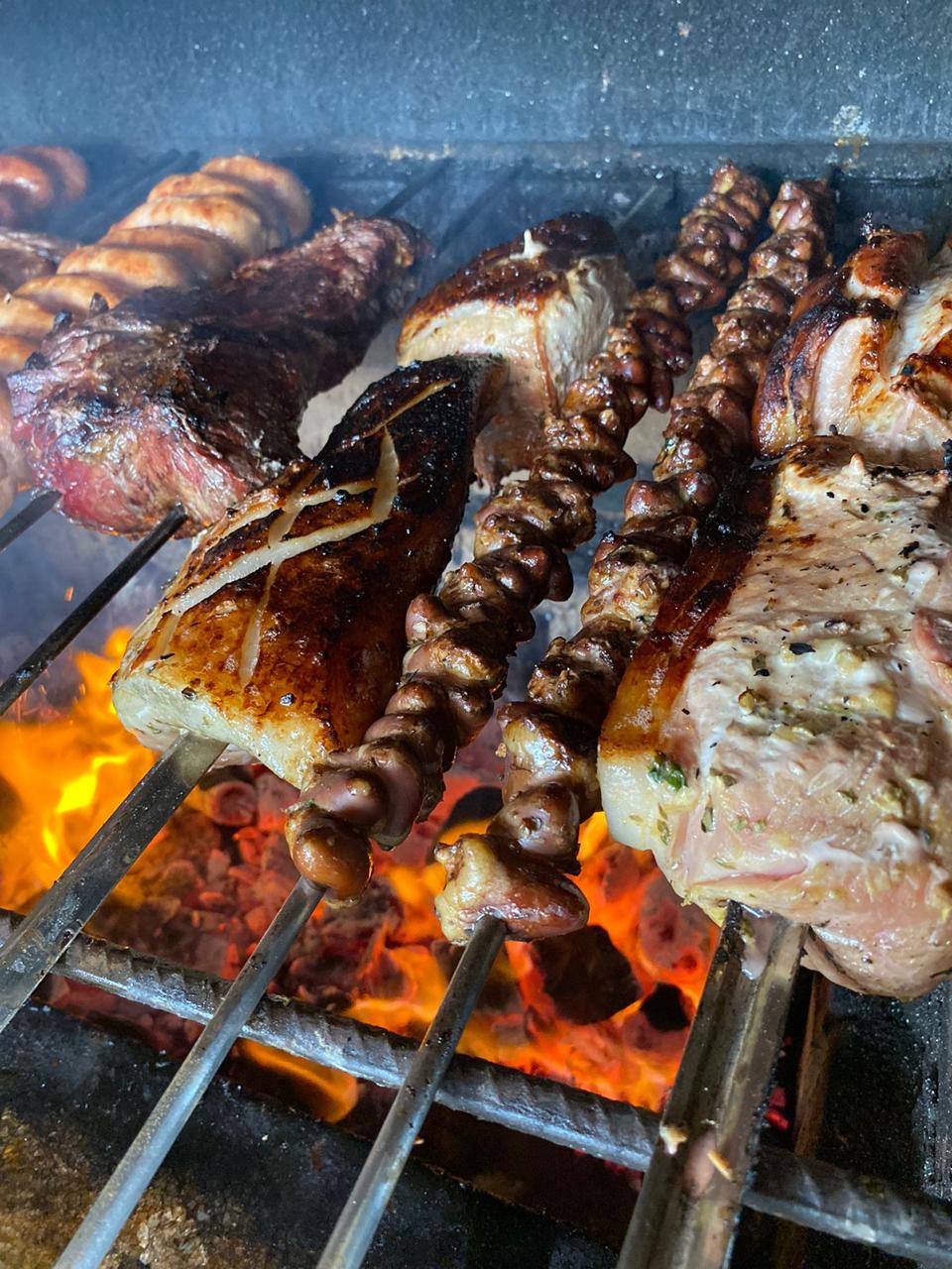Carnes selecionadas assando na brasa